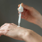 Applying Vielo hyaluron face serum 